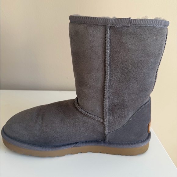 Ugg Classic Short II - Grey size 8 - Picture 5 of 13